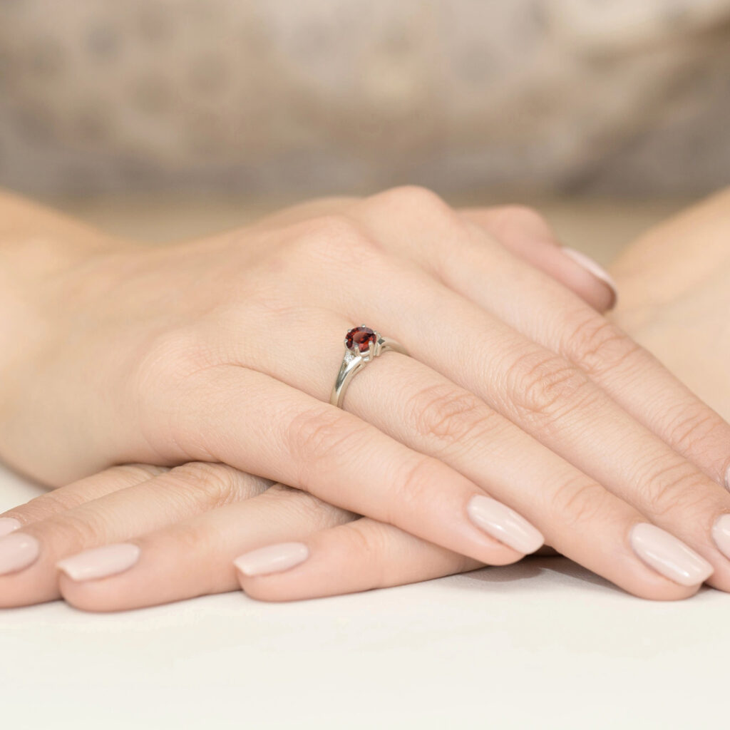 Diamantový prsteň Radiance z bieleho zlata s granátom, 14k